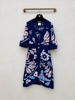 🚩steal CHANEL Navy Blue Floral Knit Top with White and Pink Accents